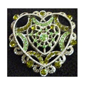 GORGEOUS VINTAGE FASHION JEWELRY BROCH PIN HEART FAUX GLASS EMERALDS